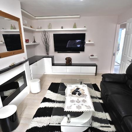 Immaculate 2-Bed Apartment In Isleworth By River Bagian luar foto