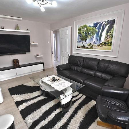 Immaculate 2-Bed Apartment In Isleworth By River Bagian luar foto