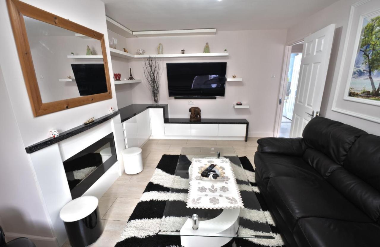 Immaculate 2-Bed Apartment In Isleworth By River Bagian luar foto