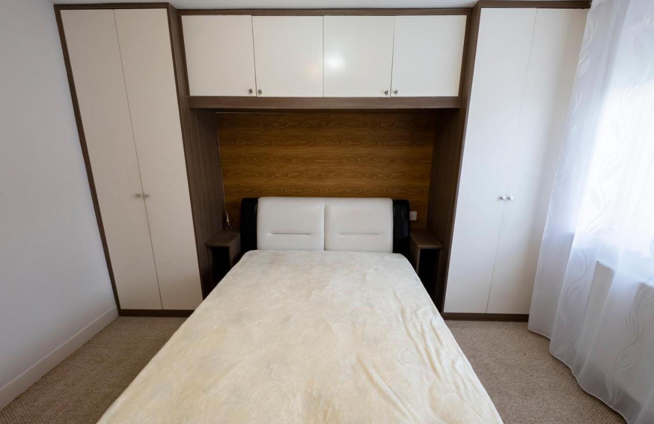 Immaculate 2-Bed Apartment In Isleworth By River Bagian luar foto