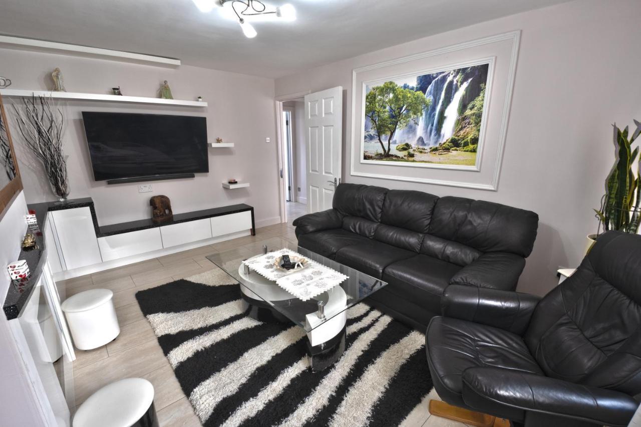 Immaculate 2-Bed Apartment In Isleworth By River Bagian luar foto