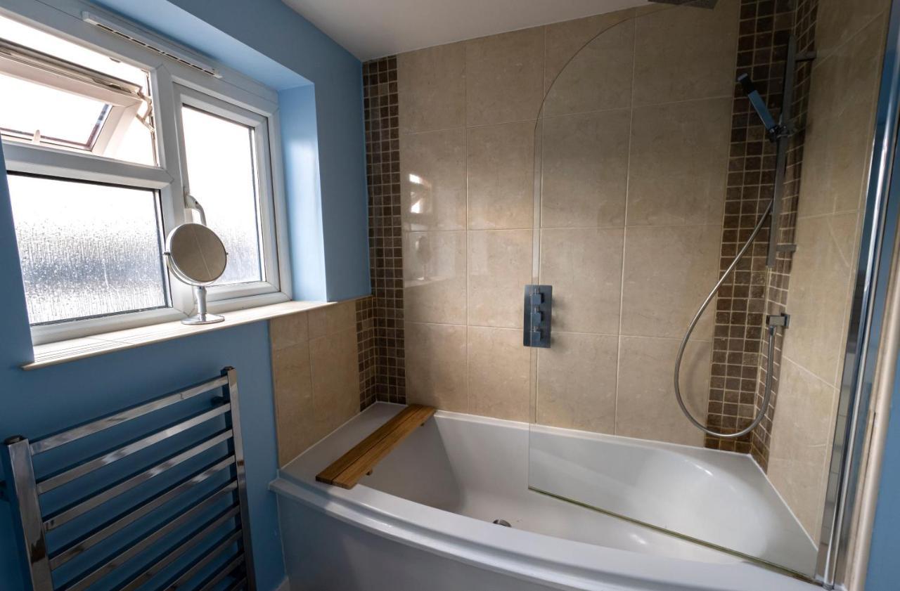 Immaculate 2-Bed Apartment In Isleworth By River Bagian luar foto