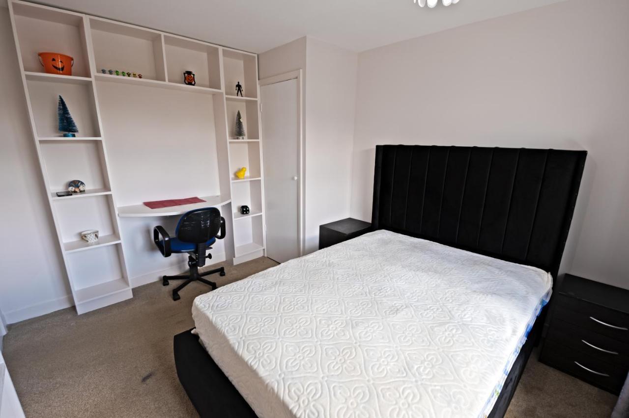 Immaculate 2-Bed Apartment In Isleworth By River Bagian luar foto