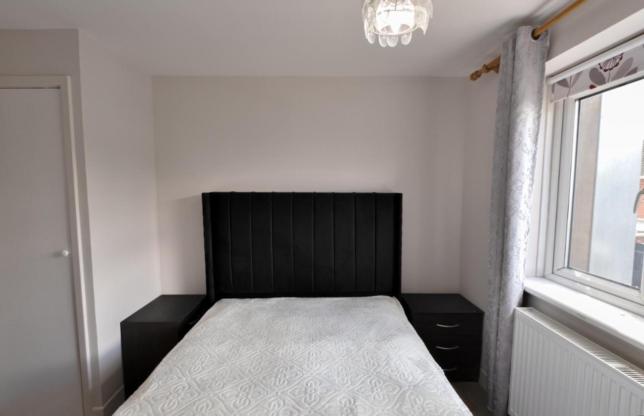 Immaculate 2-Bed Apartment In Isleworth By River Bagian luar foto