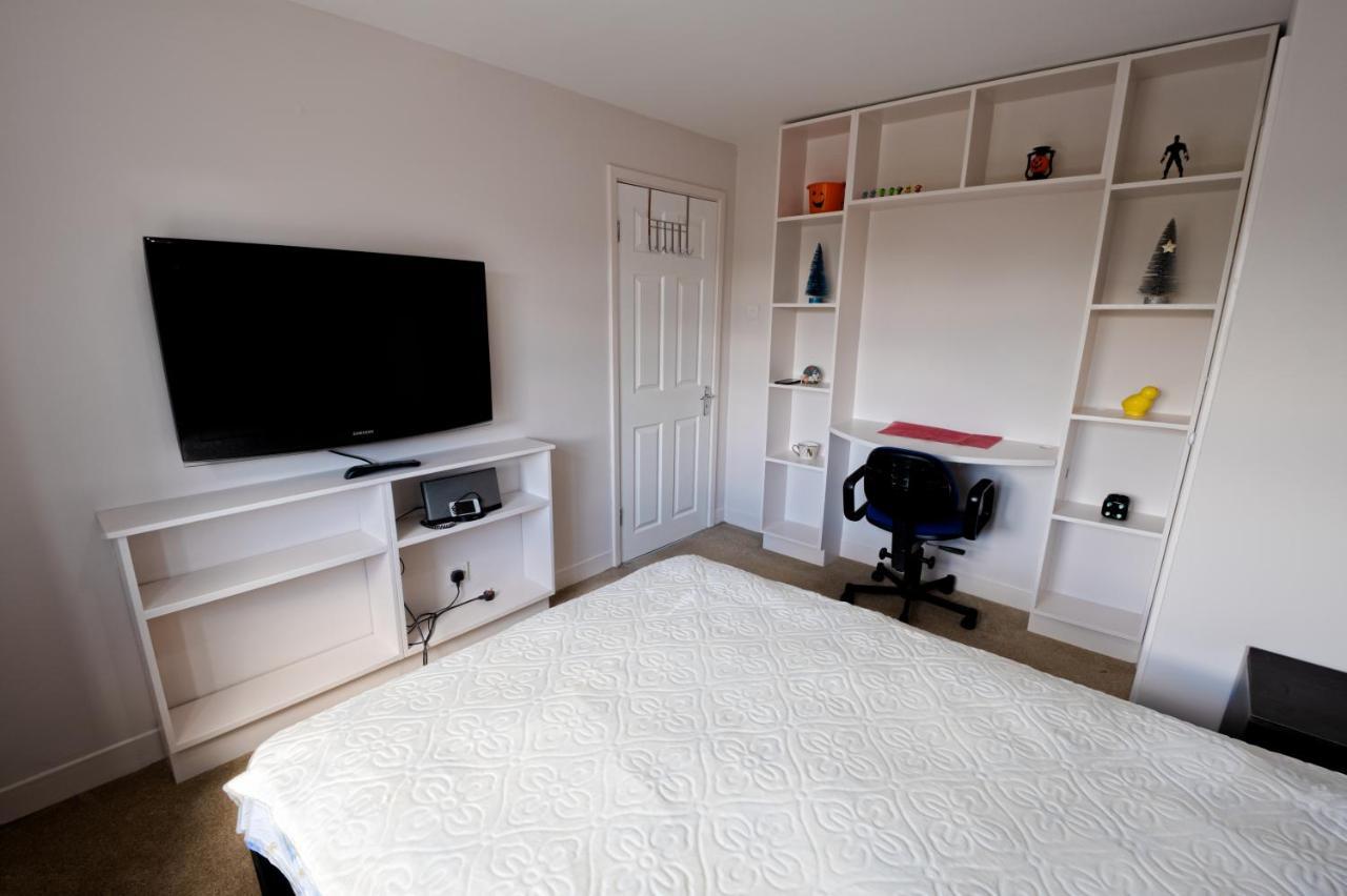 Immaculate 2-Bed Apartment In Isleworth By River Bagian luar foto
